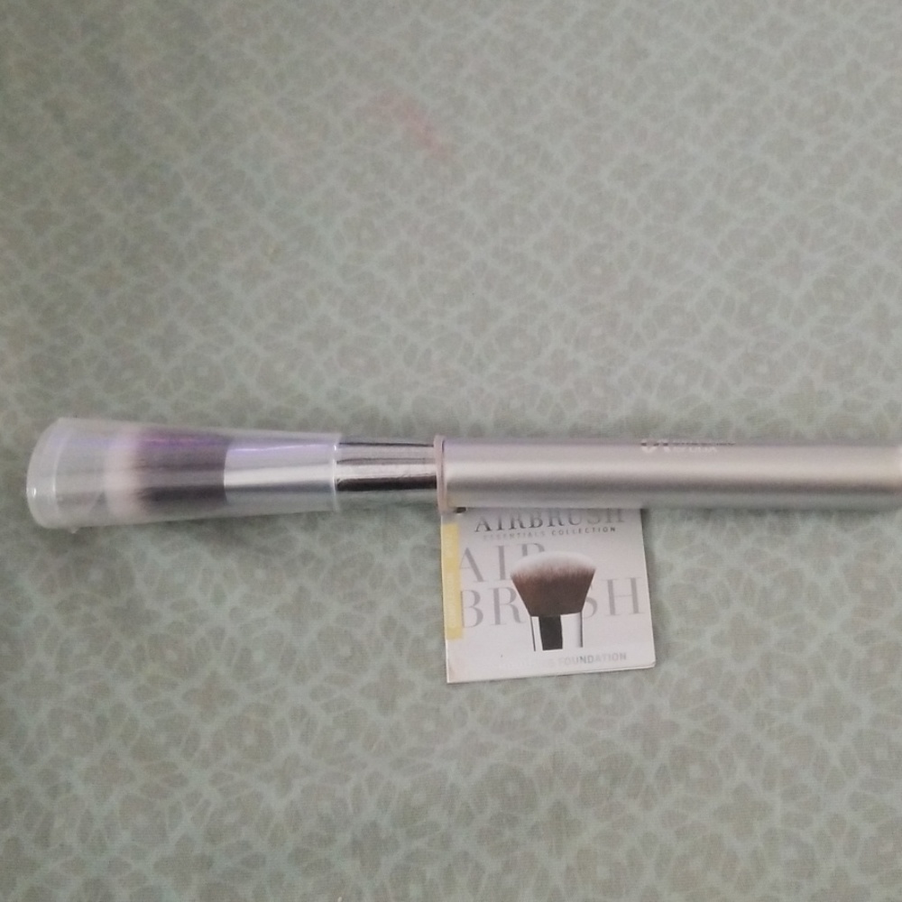It foundation airbrush brush